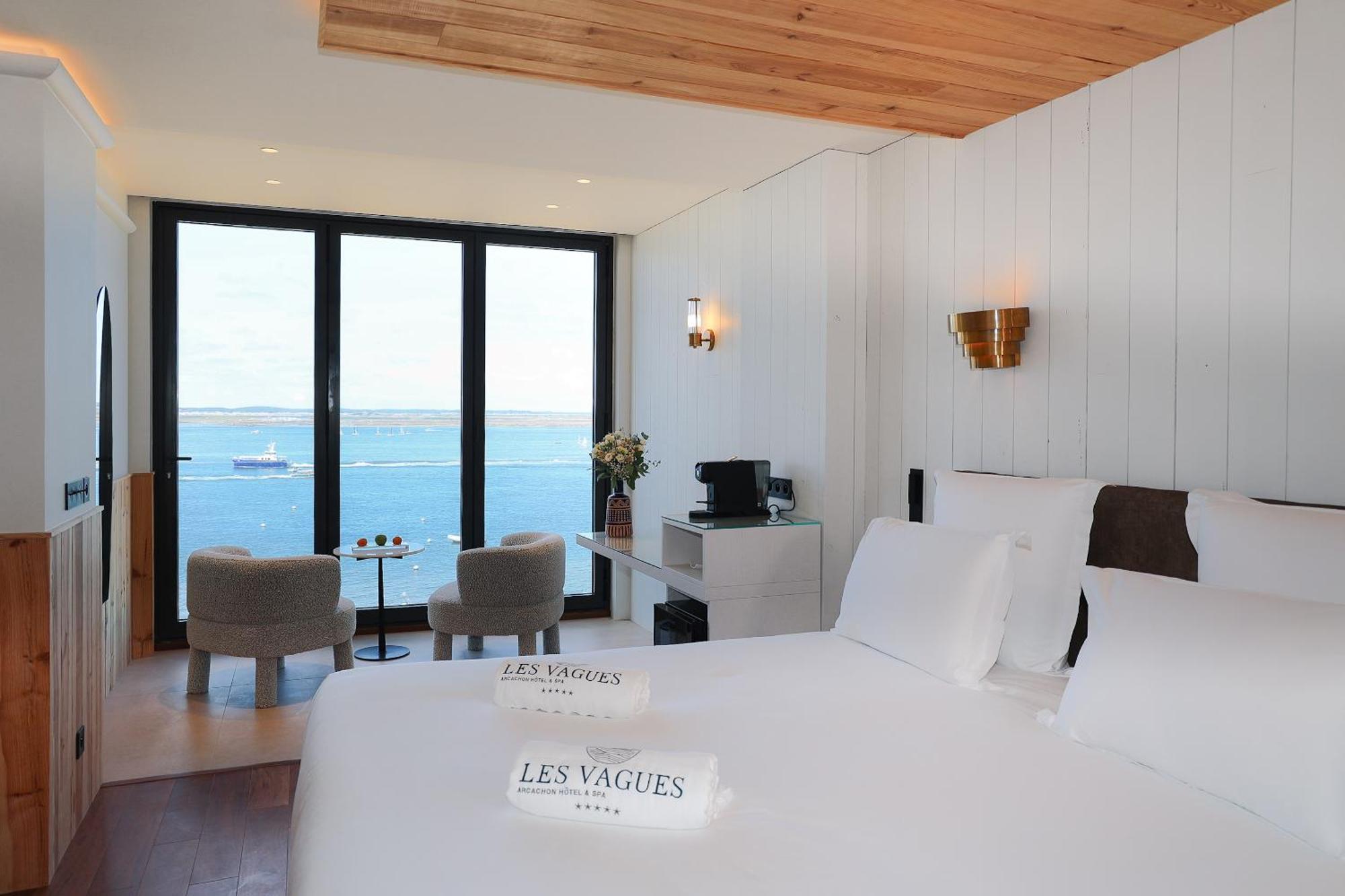 Les Vagues & Hotel