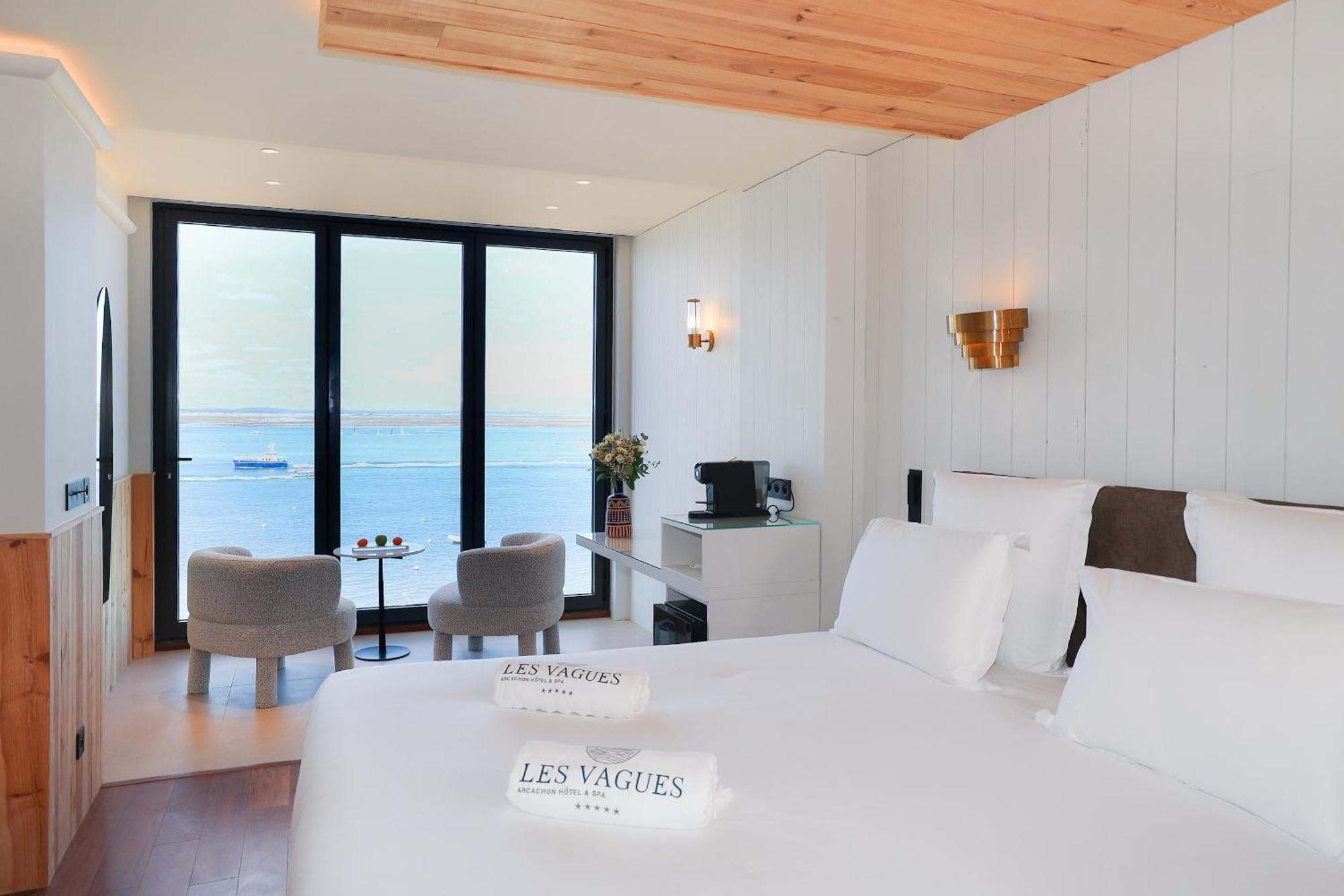 Les Vagues & Hotel